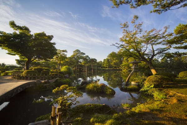 早朝の兼六園・金沢城散策コース（2時間半）