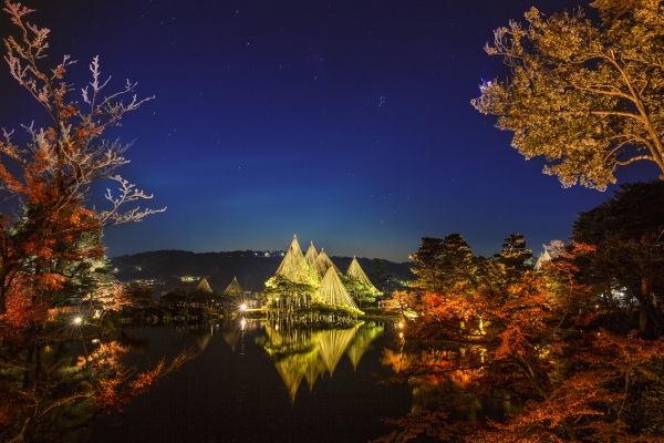 夜の城下町、幻想の世界をめぐる