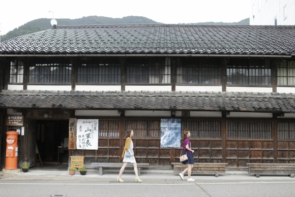 横町うらら館