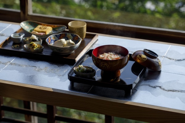 創業270余年、老舗料亭「つば甚」で味わう贅沢な朝のひととき。