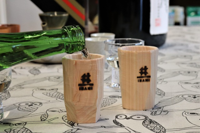 体験後はMyぐい吞みを使って地酒の試飲も
