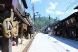 彫刻工房が軒を連ねる井波のまちなみ