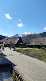 白川郷と残雪