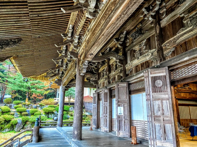 まるで木彫刻の美術館「井波別院瑞泉寺」