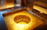 兼六園の「金城霊沢」を模した金箔の井戸は必見。泉底には純金の露玉がちりばめてあります。