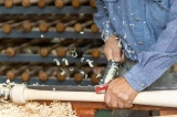 国内でも希少な手削りでバットを作りあげるバット工房