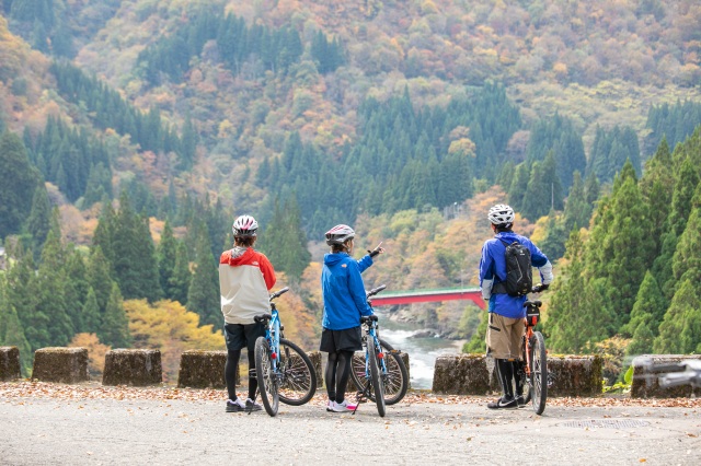 普段は車でしか通らない道も、自転車で走行すると景色は一変！