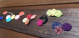 付ける金具によって、ストラップやネックレス、髪留めにもなります。