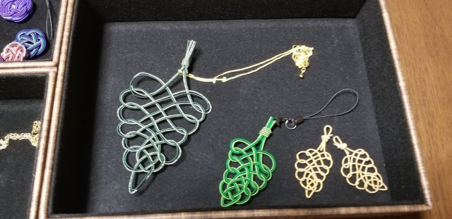 あわじ結びから葉っぱを結ぶことができます。金具によってイヤリング、ピアス、ネックレスにもなります。