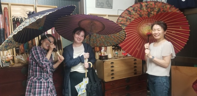 体験のお帰りには、旅の記念に和傘で撮影会もどうぞ♪