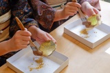 金箔を貼ってきれいに仕上げをしていきます。