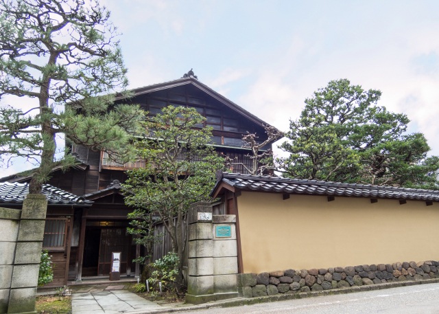 築160年の武家屋敷を利用した土塀と庭に囲まれた工房です。