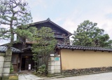 築160年の武家屋敷を利用した土塀と庭に囲まれた工房です。