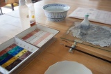 伝統的な和絵具を使った本格的な絵付け体験です。道具や材料は準備してあります。