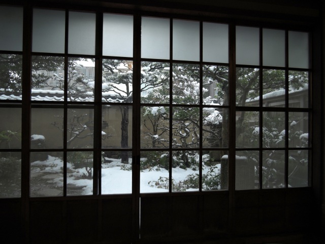 座敷部分も見学できます。四季折々の庭を楽しめます。