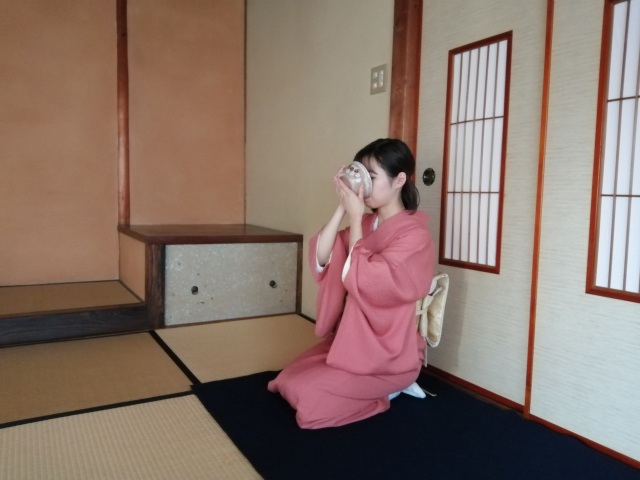 お菓子やお茶のいただき方を学びます