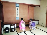 席入りし掛軸の拝見や