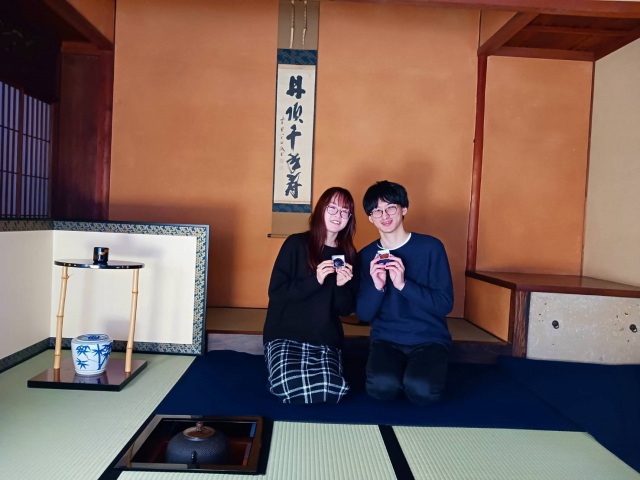 お一人ずつにお茶を点てます