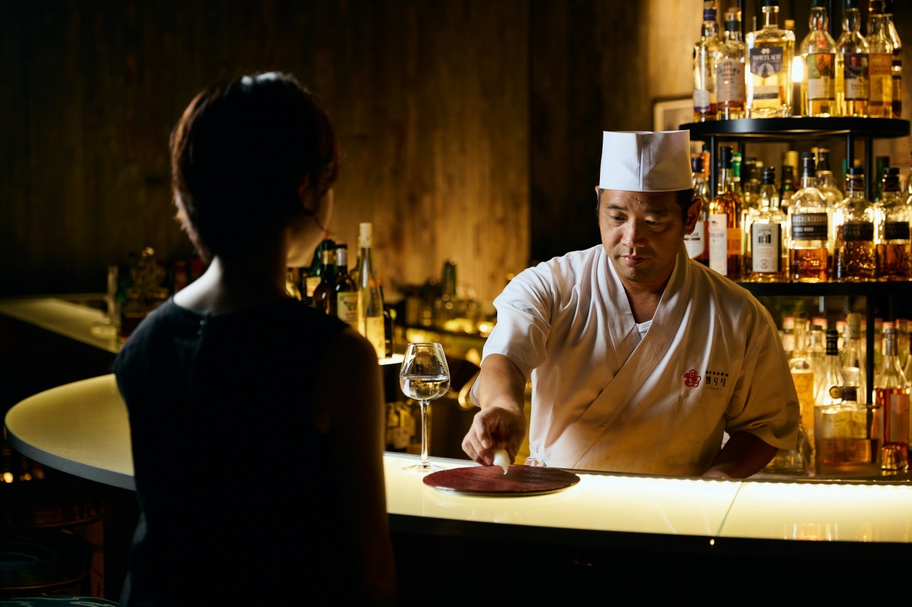 寿司職人がバーカウンターに入り、お客様の目の前で地元の旬のネタの寿司を握って提供