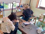 刻印が小さいため制作しやすく、夢中になって楽しまれる方が多いです。カンカンと音がして、鍛冶屋さん気分になれるそうです。
