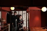 モダンなお仏壇扉は、染色作家の坂野有美さんの作品