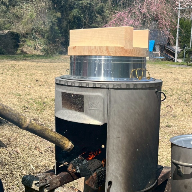 羽釜とかまど、薪で炊くご飯