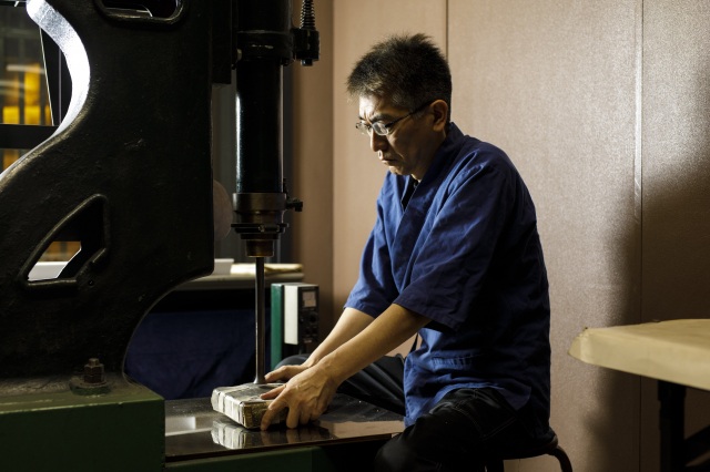 職人のそばで箔移しなどの作業を見学します