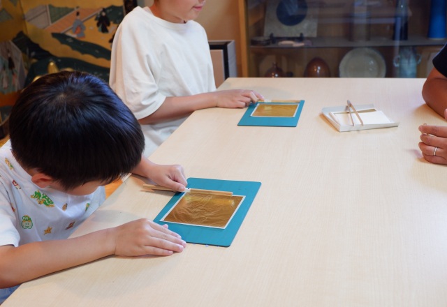 金箔について学んだあとは鉛筆の金箔貼り体験にチャレンジ！鉛筆はその日にお持ち帰りいただけます。