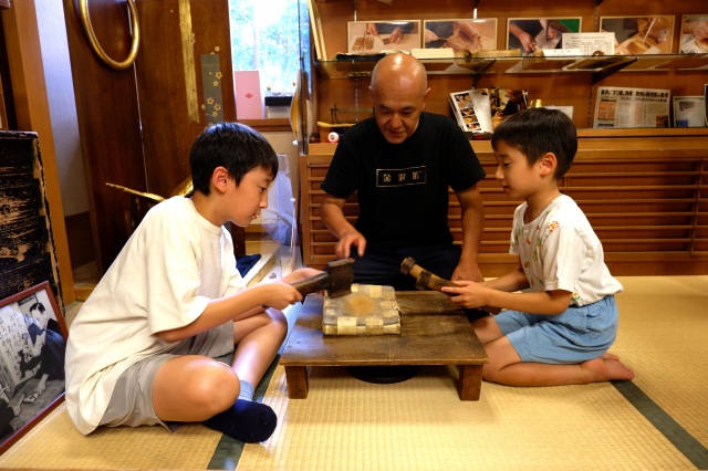 現代の箔打ちを見学した後は古来の箔打ちにチャレンジしてみよう！