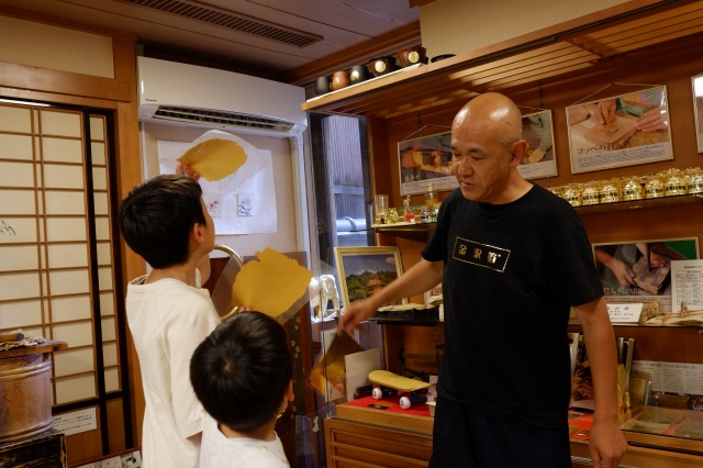 熟練の金箔職人が金箔についておもしろ楽しく伝授します！