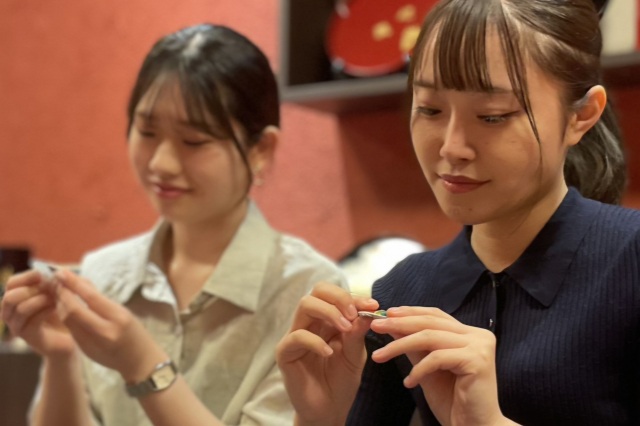 「金継ぎ体験」体験中