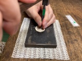 加賀象嵌（かがぞうがん）はどうして外れないのかな？そんなお話もしながら講師と一緒に真鍮に純銀線を象嵌します。