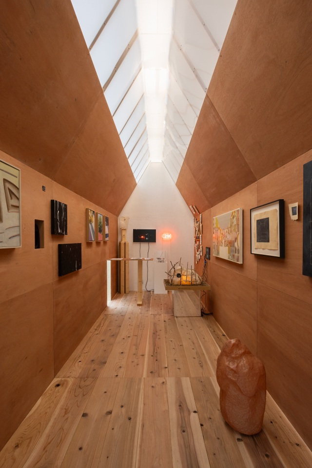 細野晃太朗《唯今/ I'M HOME》2025　「SIDE CORE Living road, Living space /生きている道、生きるための場所」展示風景、金沢21世紀美術館、2025年 photo: Kohei Omachi(W)