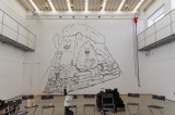 炭化した建築廃材にて SIDE CORE が描いた壁画、金沢21世紀美術館プロジェクト工房、2025 © SIDE CORE