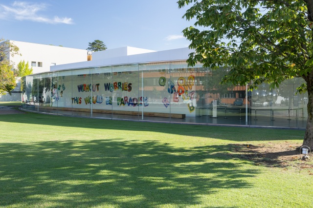 スティーブン・ESPO・パワーズ《I Left A Message》2025 © Stephen ESPO Powers 「SIDE CORE Living road, Living space /生きている道、生きるための場所」展示風景、金沢21世紀美術館、2025年 photo: Kohei Omachi(W)