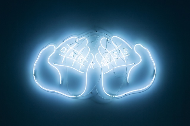 江康泉《暗闇》2025　© Kongkee　「江康泉　電気心音」展示風景、金沢21世紀美術館、2025年 photo: Kohei Omachi(W)