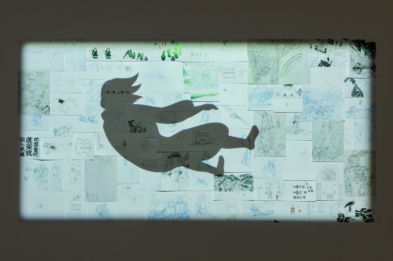 江康泉《私は溺れているのか、それとも飛んでいるのか》2022 © Kongkee「江康泉　電気心音」展示風景、金沢21世紀美術館、2025年　 photo: Kohei Omachi(W)