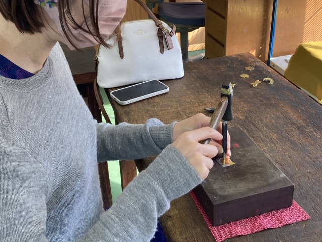 金槌を打つ力に自信がない方は、難しい刻印はスタッフも打てますのでご相談ください。小さな刻印も揃えております。