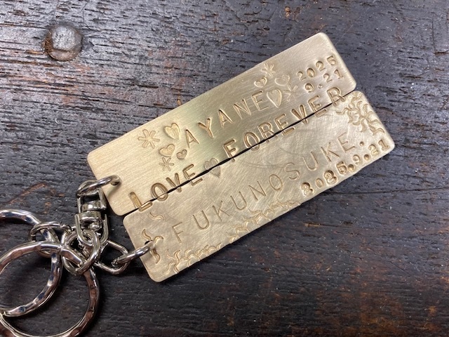 お客様の作品です！真ん中にお好きな文字を刻印した後は２つに分けてそれぞれの場所で制作します。どちらのチャームもとっても素敵です！