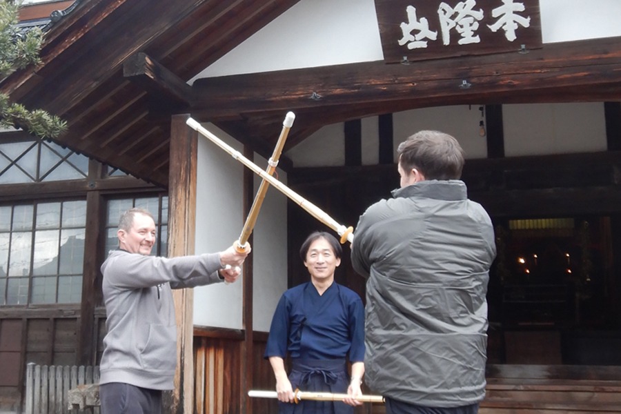 竹刀の使い方、足さばきなど基本を身につけます