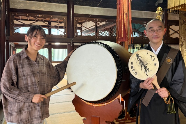 住職の読経に合わせて和太鼓を叩きます