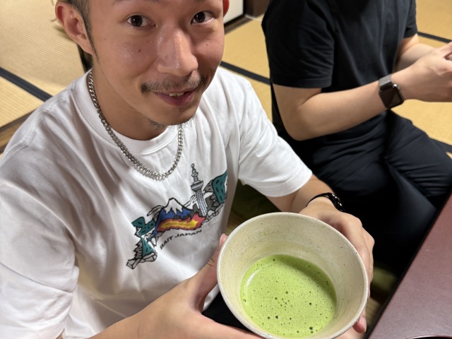 それぞれが自分で抹茶を点てます