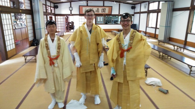 体験参加者の山伏衣装仮合わせ