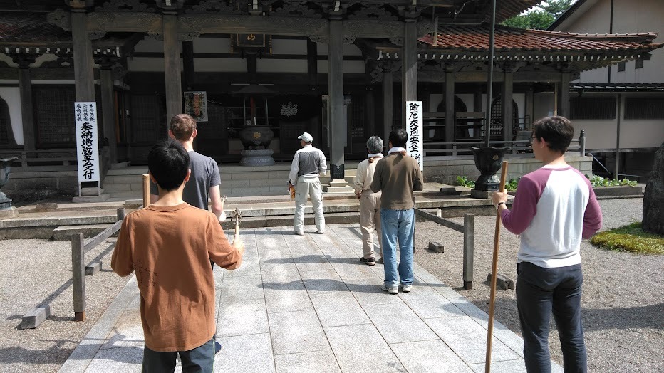 体験参加者の本堂前事前学習