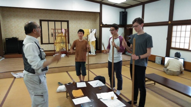 体験参加者の錫杖練習