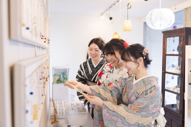 水引体験をされた方にショップで使える20％offチケットを配布しております。