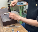 カンカンと刻印を打つ作業は鍛冶屋さんになった気分だそうです！