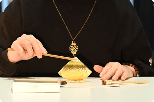 金箔アクセサリー製作体験の様子（箔貼り）