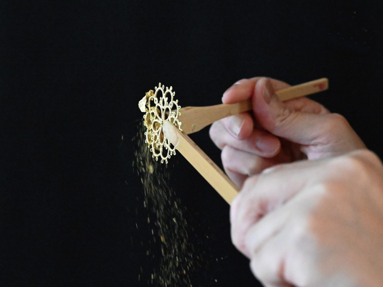 金箔アクセサリー製作体験の様子