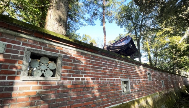 赤レンガ玉垣塀と本殿